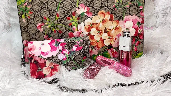 What’s in my bag!! 🌺💐🌸 My purse essentials!