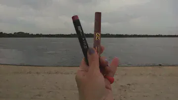 "Путешествие-18. Avon/Эйвон – на пляже Каменского! Блеск д/губ "Glow"! Помада-маркер-2/цвет "Фуксия"