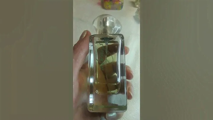 Продам очень редкий парфюм от компании Avon Олвис зелёный. 2000 цена рублей.