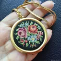 Винтаж: Avon Кулон-медальон-локет с вышивкой Petit Point, США,1960 (2081)