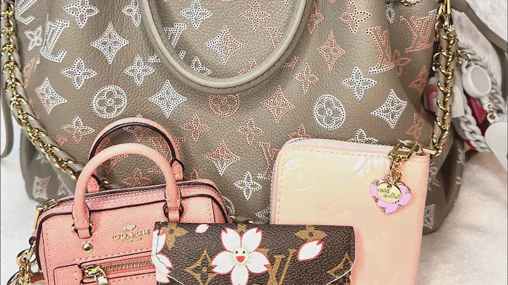 What’s in my bag!! 🩶🤍💗