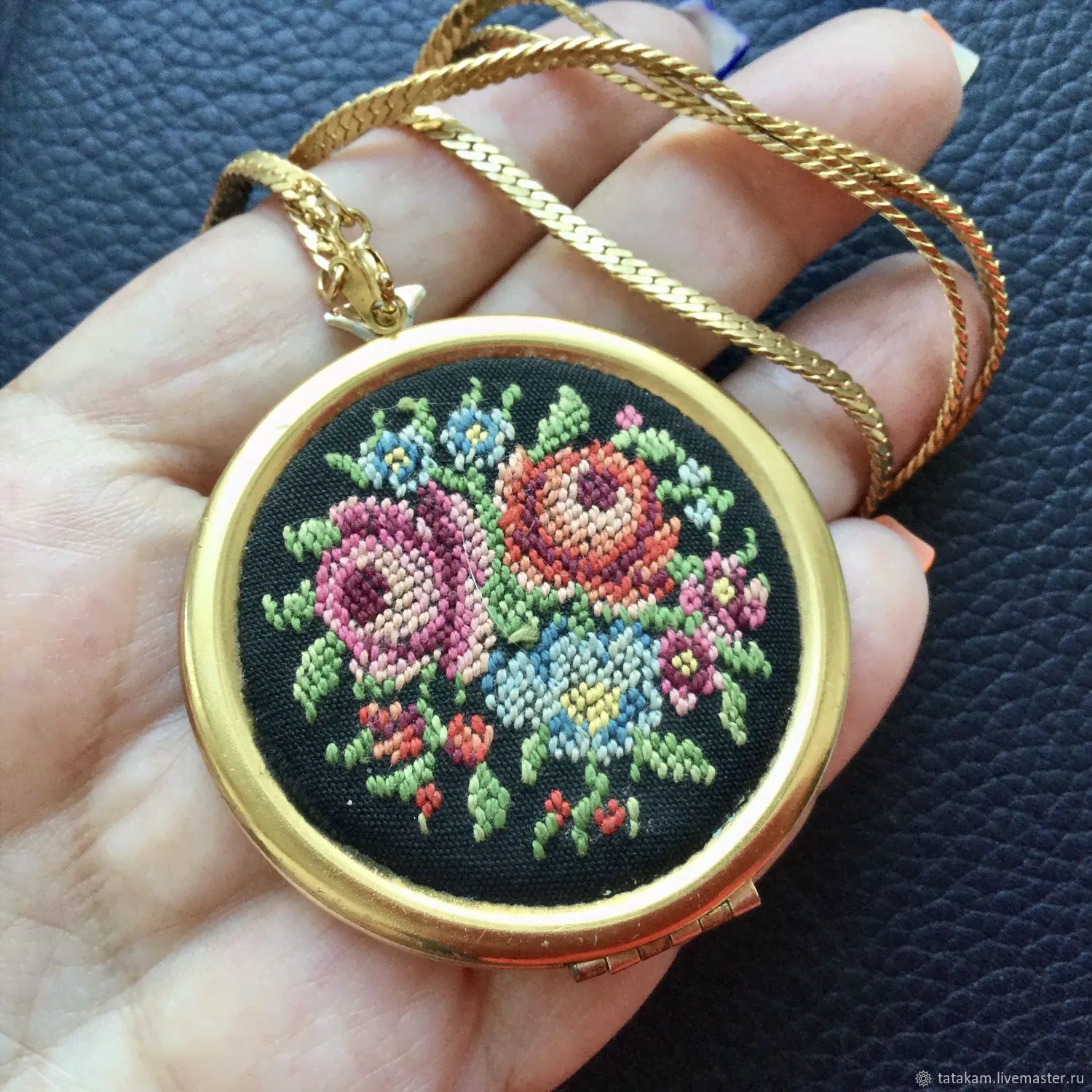 Винтаж: Avon Кулон-медальон-локет с вышивкой Petit Point, США,1960 (2081)-0