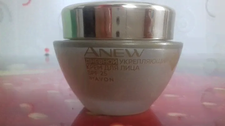 Avon дневной укрепляющий крем для лица.