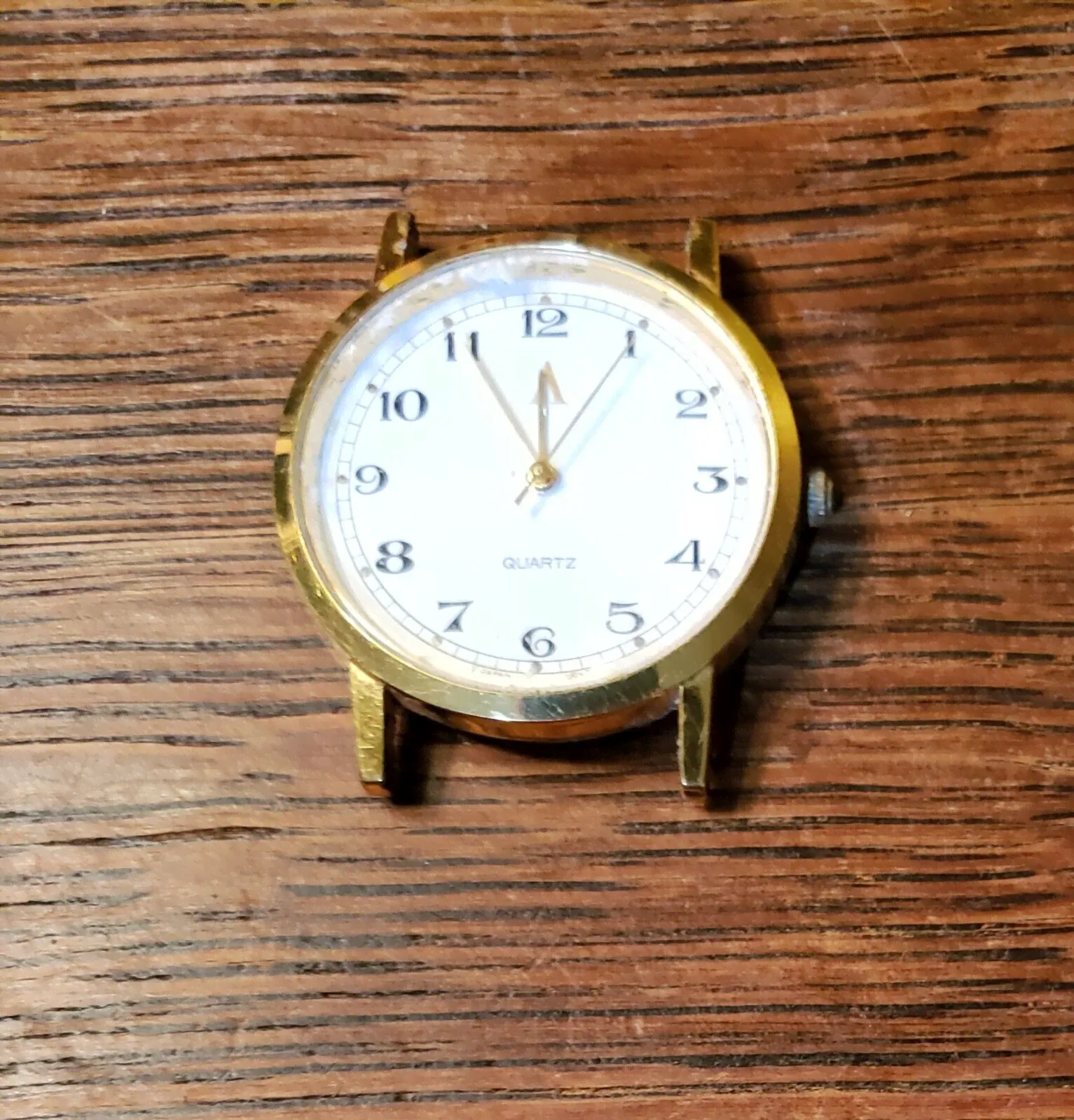 VINTAGE AVON GOLDTONE QUARTZ WATCH Face Mens Stainless Steel Back.